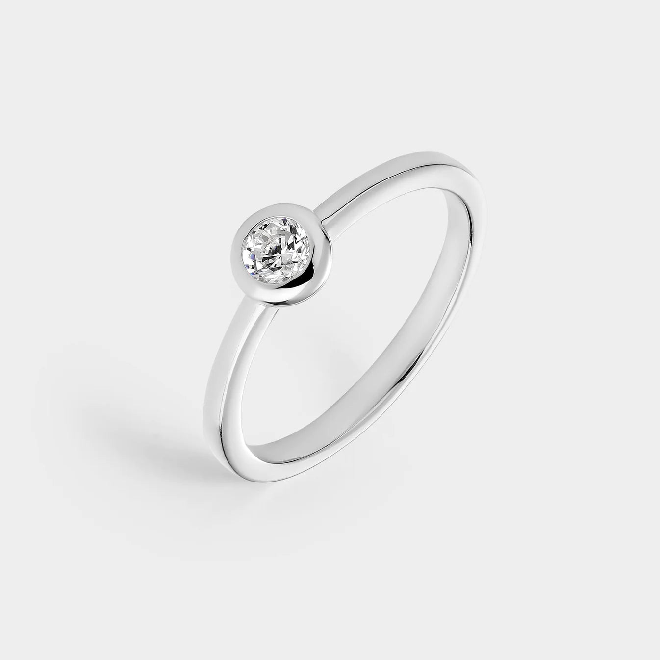 Anillo solitario de plata con circonita de 3,8 mm engastada en bisel