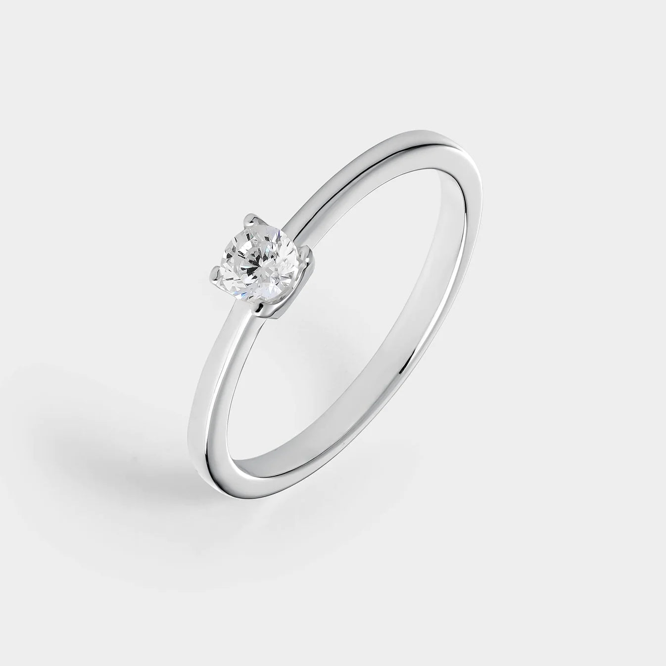 Anillo solitario de plata con circonita de 3,8 mm montada sobre 4 garras