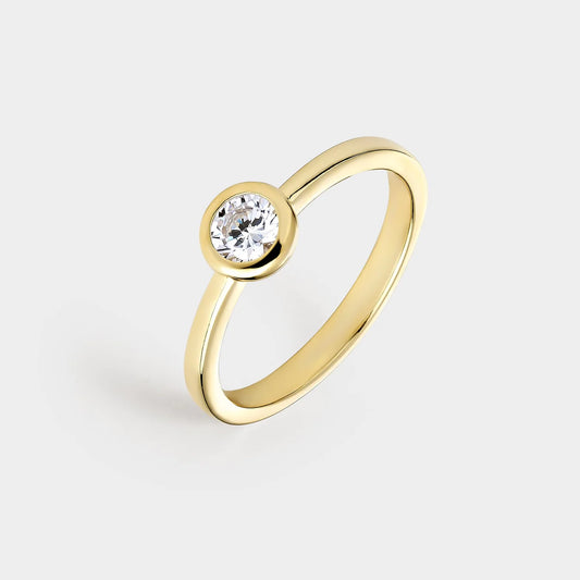 Anillo solitario de plata chapado en oro amarillo con circonita de 4,5 mm engastada en bisel