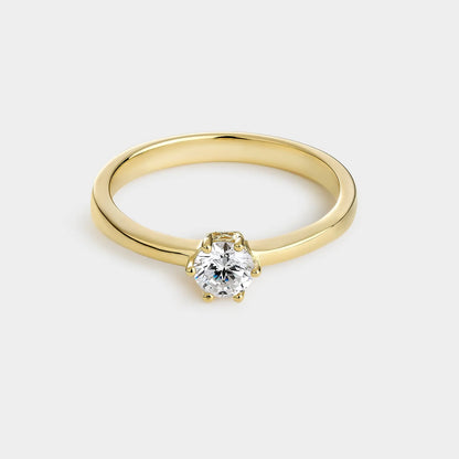 Anillo solitario de plata chapado en oro amarillo con circonita de 4,5 mm montada sobre 6 garras